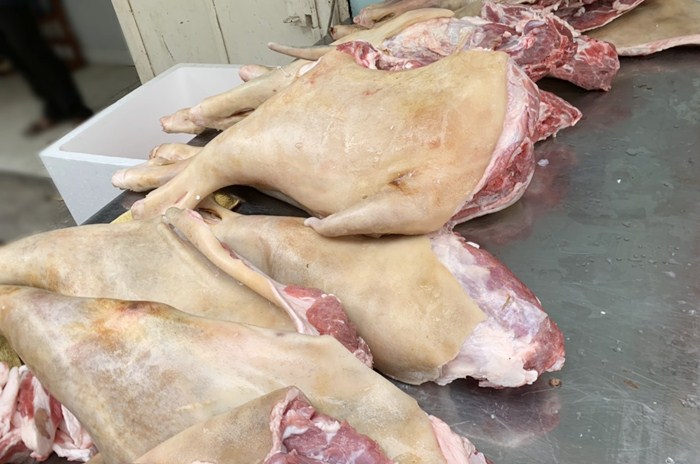 Dê lẩu nguyên con móc hàm